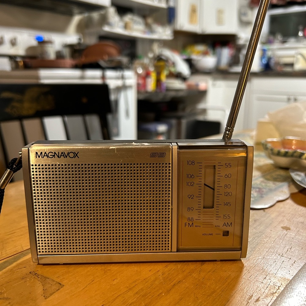 Vintage Magnavox transistor radio a.m. and FM model number 99, works great